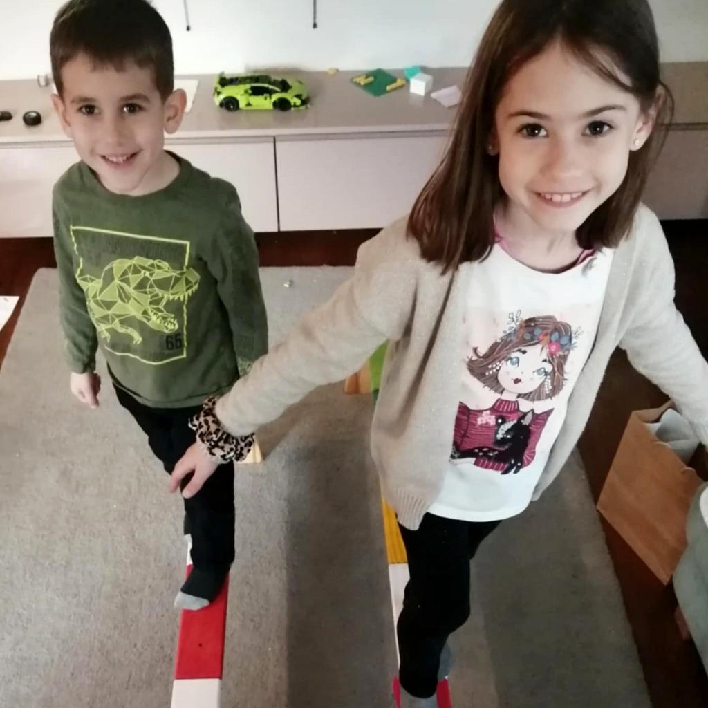 Gyerekek egyensúlyoznak a 130 cm-es keményfa gerendán