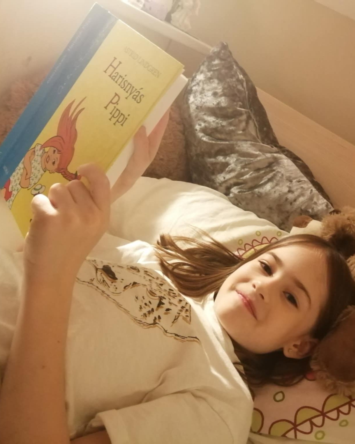 kislany olvas egy gyerekágyban